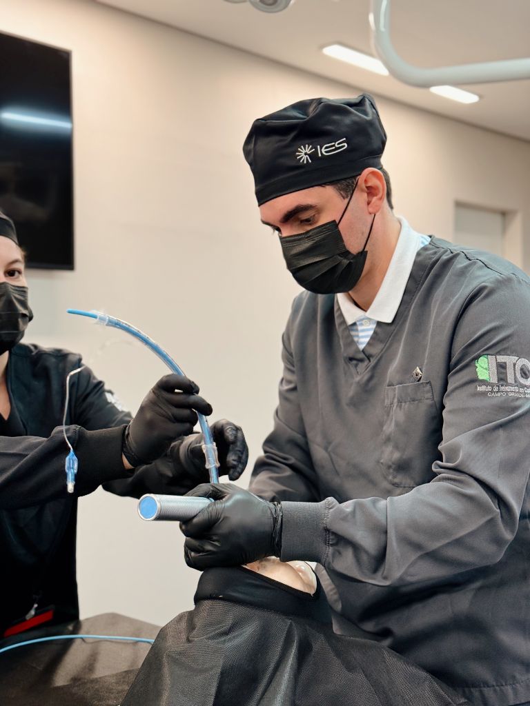 Técnica de intubação com simulador