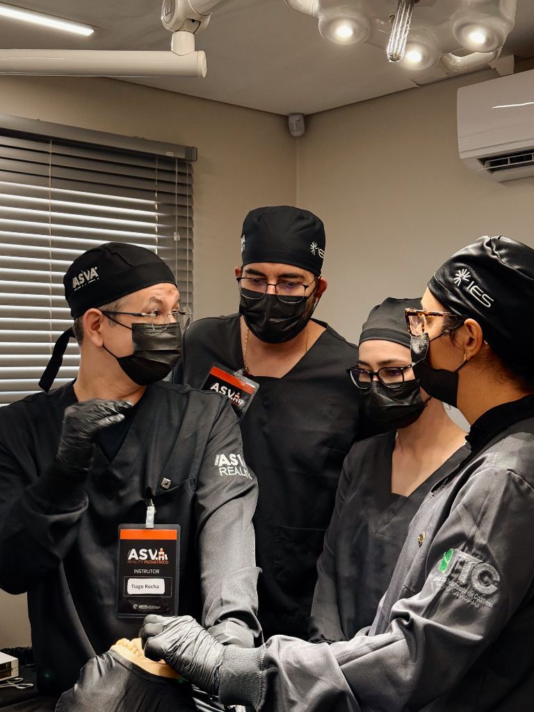 Instrutor Tiago Rocha com grupo