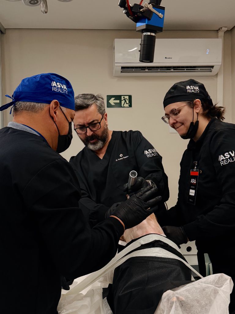 Dr. Rodrigo Quadros supervisionando prática ASVA